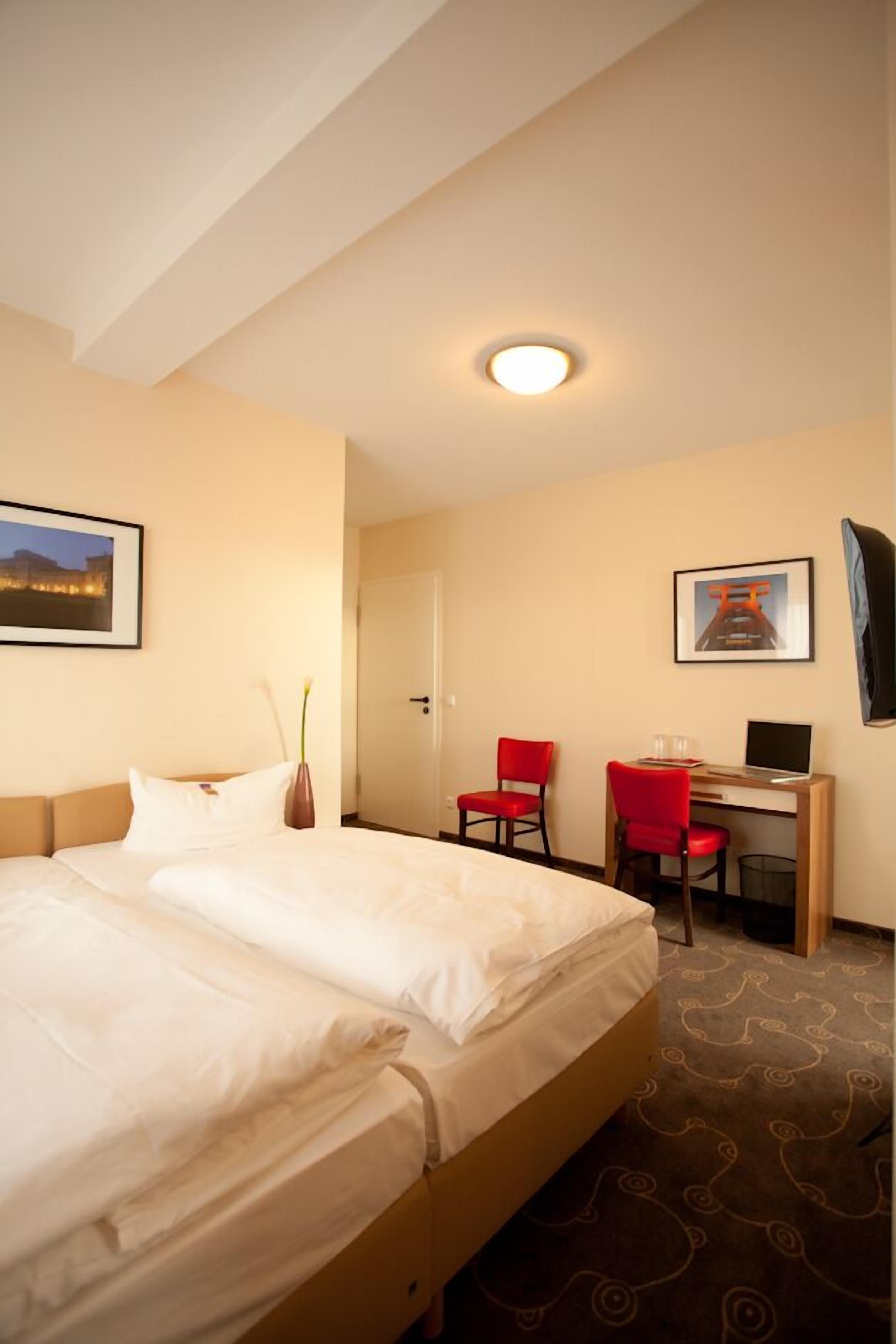 Desk, free cribs/infant beds, rollaway beds, free WiFi