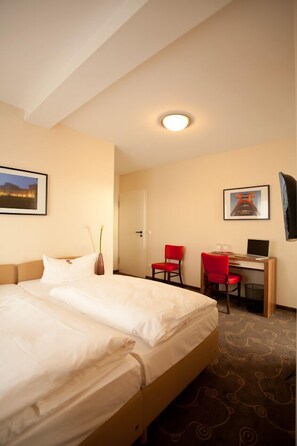 Escritorio, cunas gratuitas, camas plegables/adicionales y wifi gratis