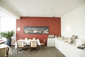 朝食 (ビュッフェ)、毎日提供 (1 名様 8 EUR)