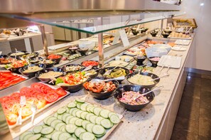 Tägliches Frühstücksbuffet (24 EUR pro Person)