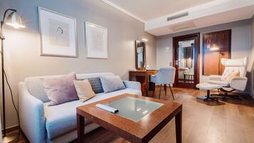 Suite, 1 Schlafzimmer | Hochwertige Bettwaren, Zimmersafe, individuell eingerichtet