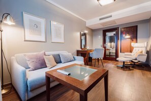 Ropa de cama de alta calidad y caja de seguridad en la habitación 