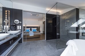 Suite, no se aceptan mascotas, vista parcial al lago | Baño | Amenidades de baño ecológicas, secadora de cabello, toallas 