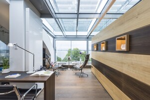 Ropa de cama hipoalergénica y caja de seguridad en la habitación 