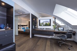 Suite, vue partielle sur le lac | Vue de la chambre