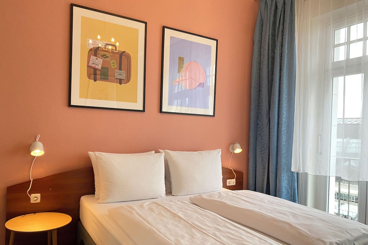 Hypo-allergenic bedding, in-room safe, individually decorated, desk