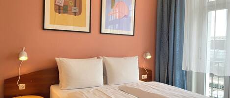 Hypo-allergenic bedding, in-room safe, individually decorated, desk