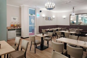 Breakfast area - Garner Hotel Hamburg - St.Georg by IHG (Hamburg)