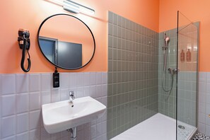 Bruser, gratis toiletartikler, hårtørrer, håndklæder