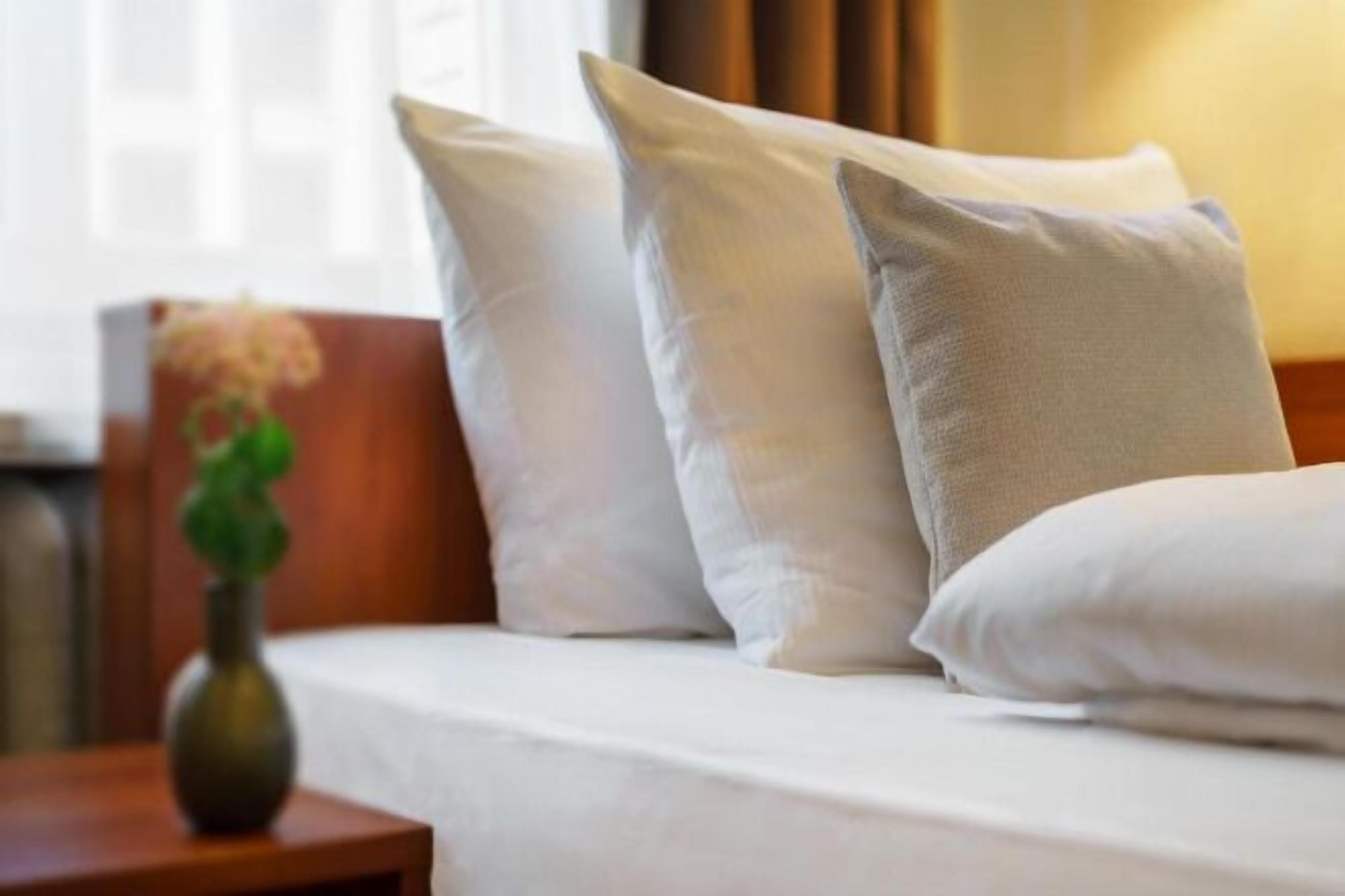 Ropa de cama hipoalergénica y caja de seguridad en la habitación 