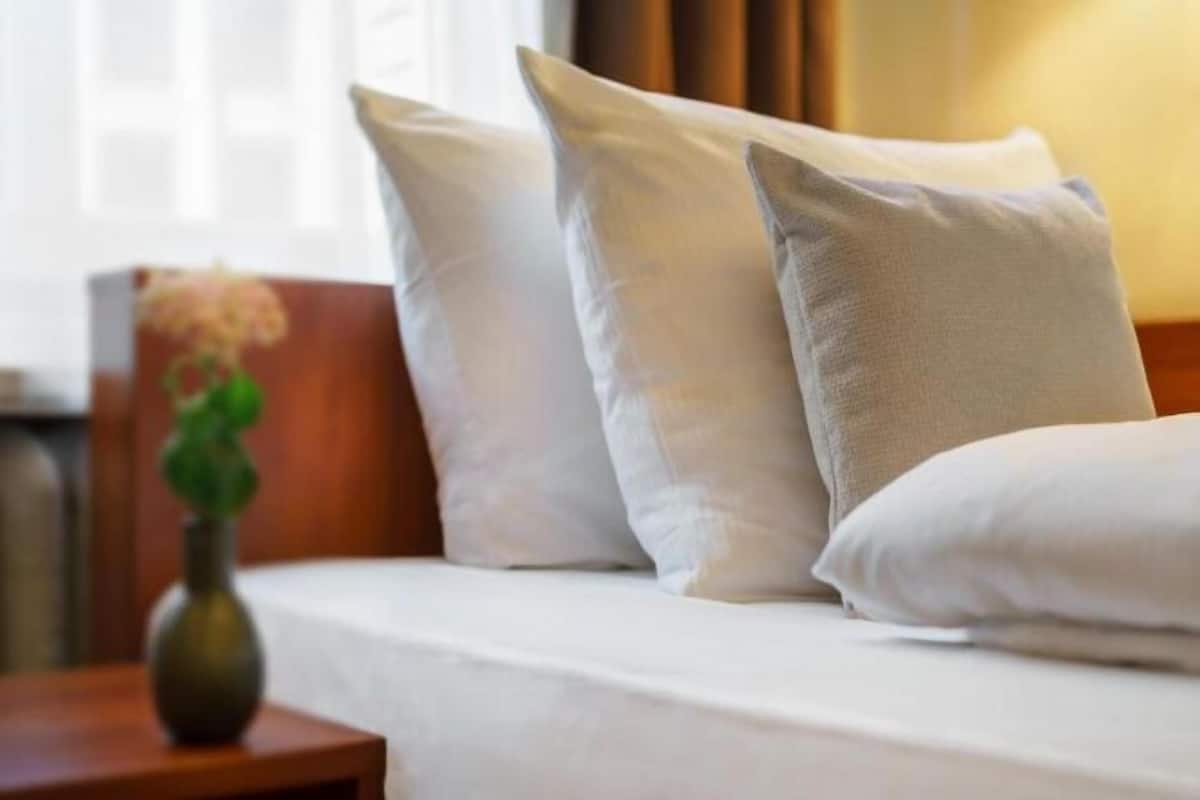 Hypo-allergenic bedding, in-room safe, individually decorated, desk