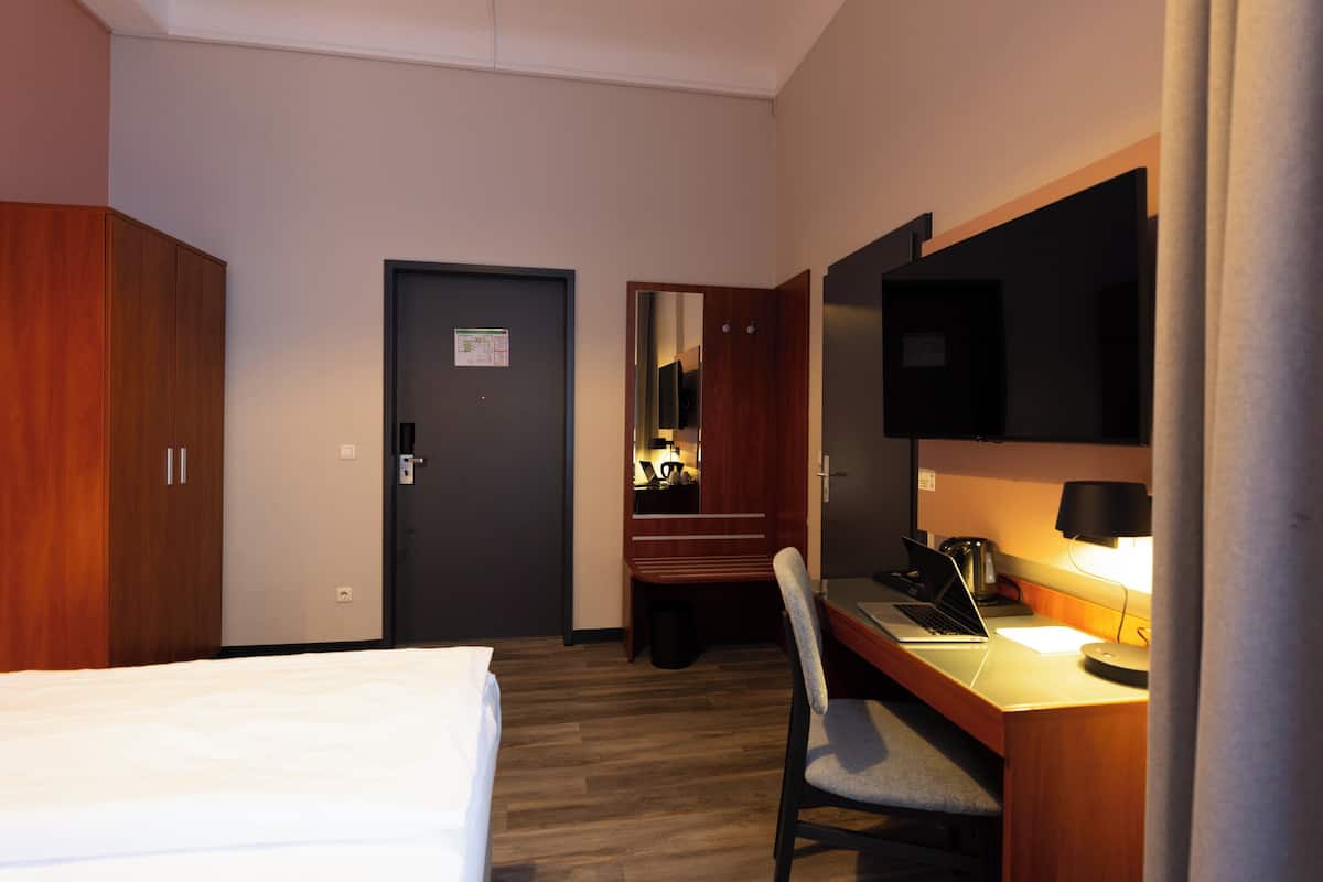 Hypo-allergenic bedding, in-room safe, individually decorated, desk