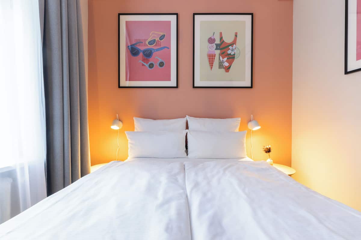 Ropa de cama hipoalergénica y caja de seguridad en la habitación