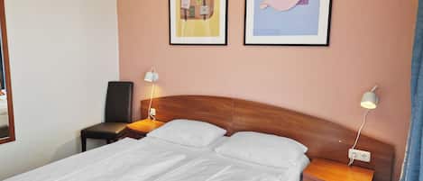 Standardzimmer, 1 Queen-Bett | Allergikerbettwaren, Zimmersafe, individuell dekoriert, Schreibtisch