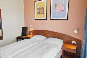 Rom – standard, 1 queensize-seng | Allergitestet sengetøy, safe på rommet og individuelt dekorert