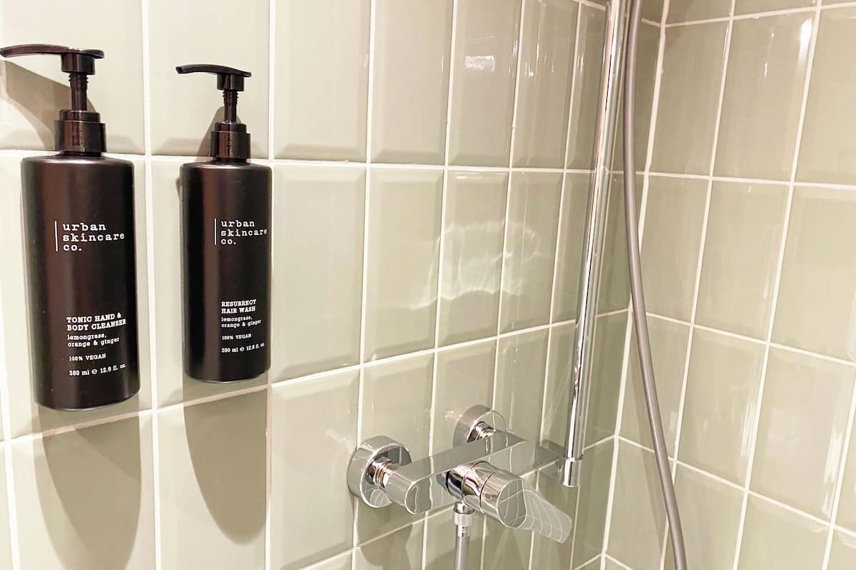 Regadera, amenidades de baño gratuitas, secadora de cabello, toallas