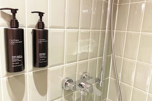 Regadera, amenidades de baño gratuitas, secadora de cabello, toallas 