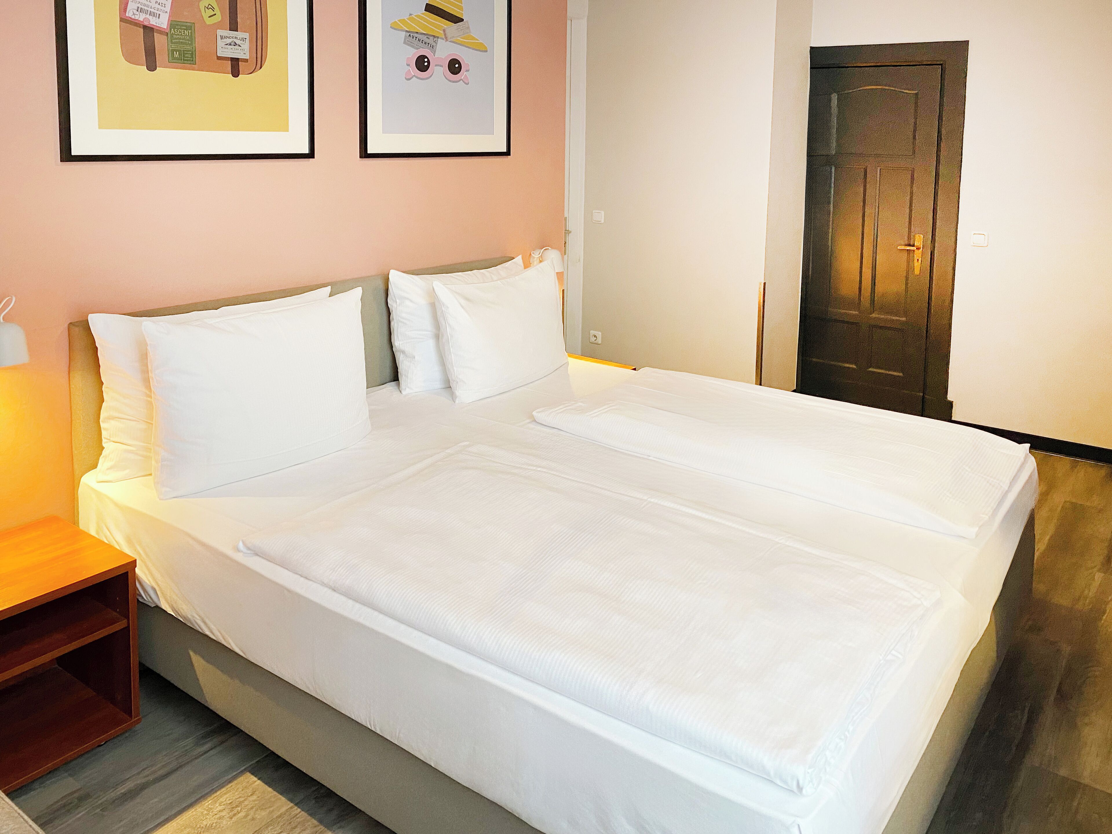 Rom, 1 dobbeltseng | Allergitestet sengetøy, safe på rommet og individuelt dekorert