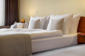 Habitación cuádruple familiar | Ropa de cama hipoalergénica y caja de seguridad en la habitación 