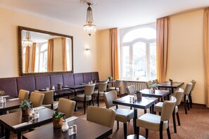 Desayuno buffet todos los días (con cargo) 