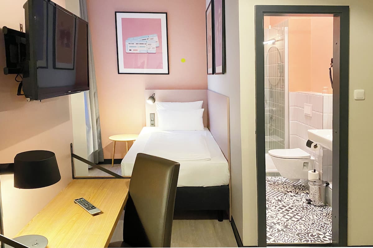 Rom, 1 enkeltseng | Allergitestet sengetøy, safe på rommet og individuelt dekorert