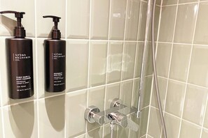 Habitación, 1 cama individual | Baño | Regadera, amenidades de baño gratuitas, secadora de cabello, toallas 