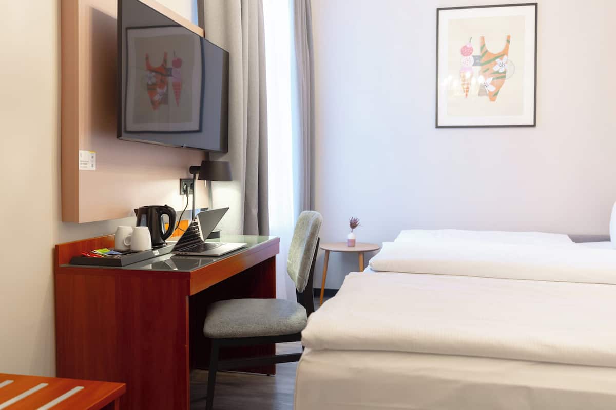 Standard Room, 1 King Bed