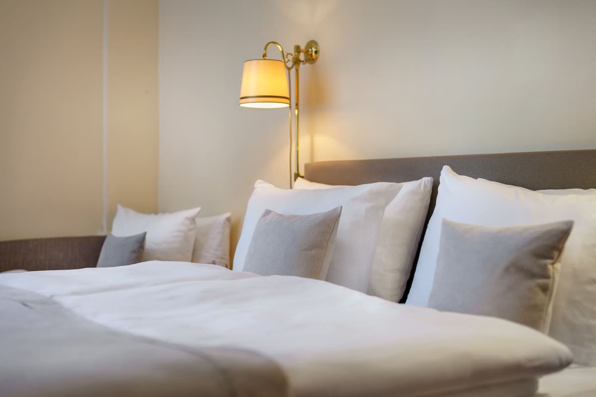 Rom – premium, 1 kingsize-seng | Allergitestet sengetøy, safe på rommet og individuelt dekorert