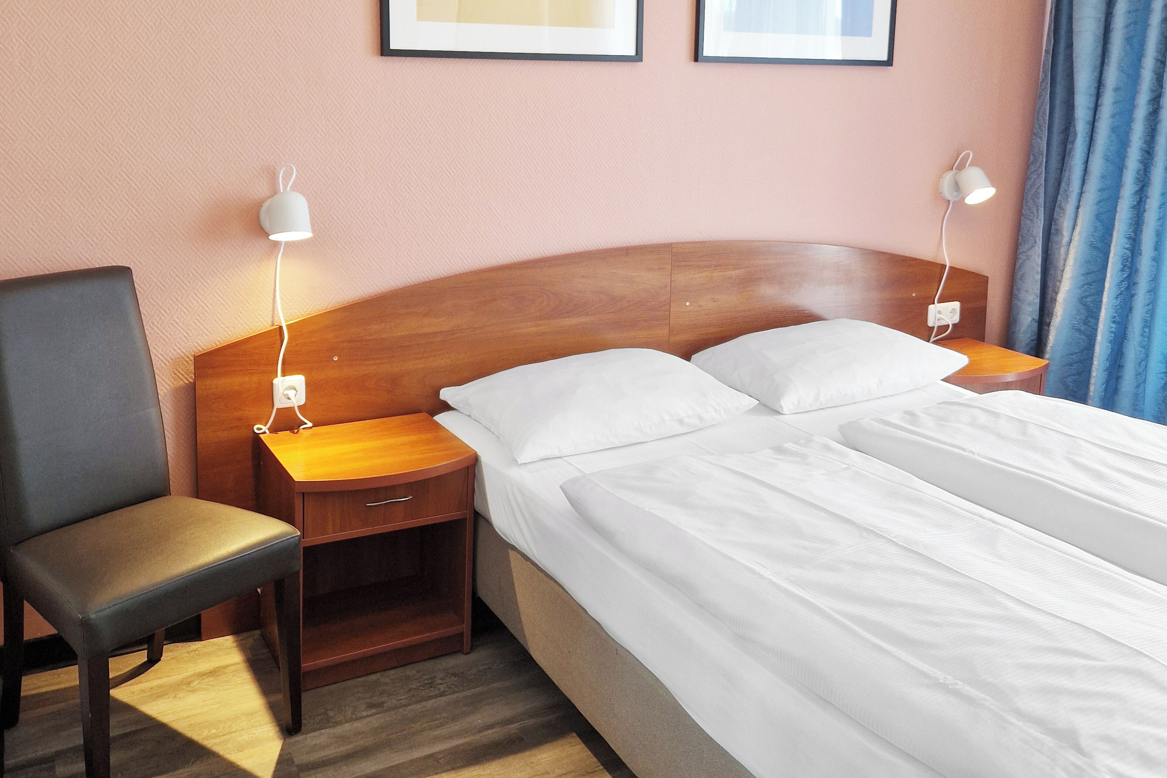 Rom – standard, 1 queensize-seng | Allergitestet sengetøy, safe på rommet og individuelt dekorert