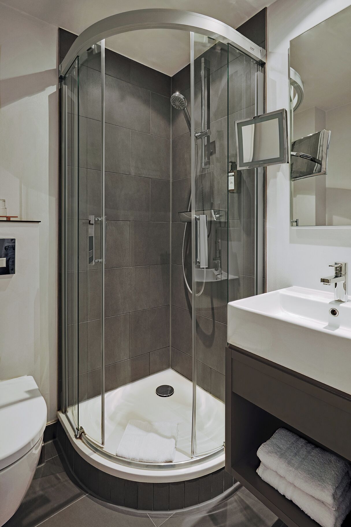 single room-cabin | bathroom | shower, free toiletries, hair dryer, towels