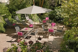 Quarto básico, vista para o jardim | Terraço/pátio