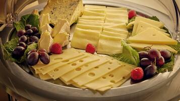 Café da manhã com buffet grátis todos os dias