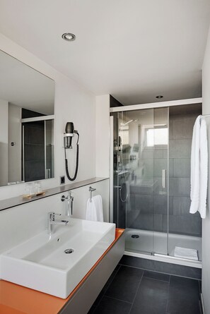 Camera Basic, vista giardino | Bagno | Doccia, set di cortesia gratuito, asciugacapelli, asciugamani