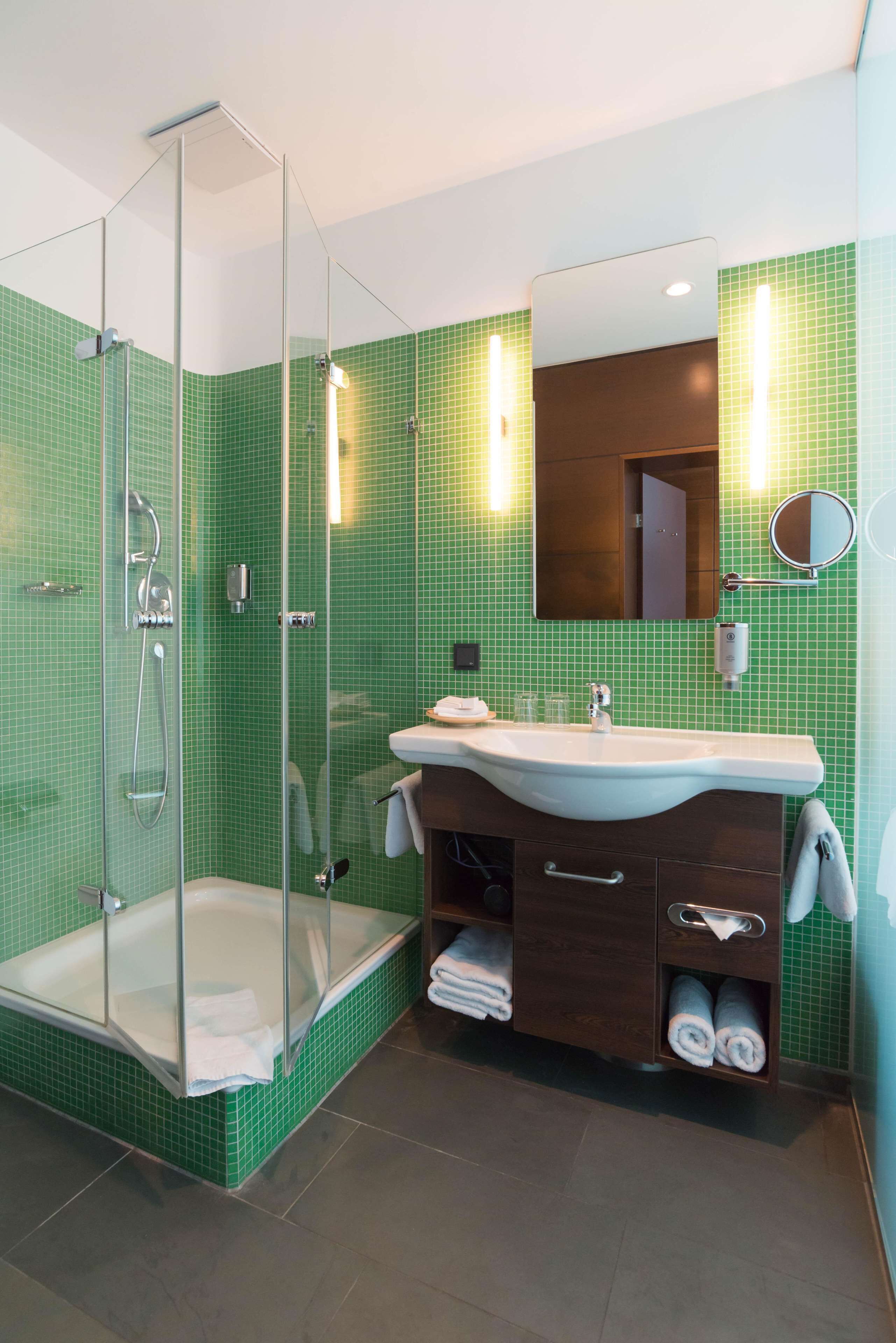 business single room | bathroom | shower, eco-friendly toiletries, hair dryer, towels