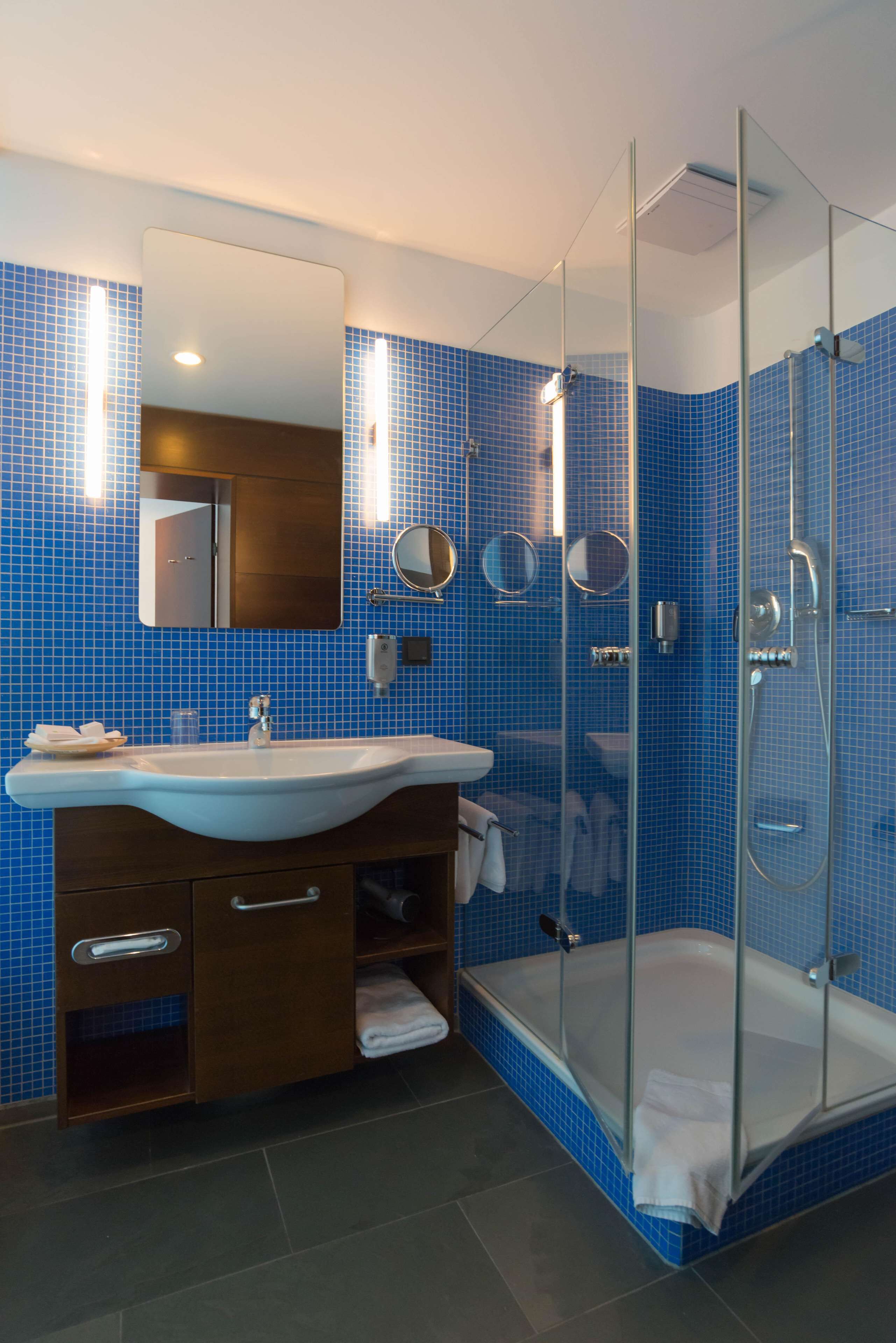 business single room | bathroom | shower, eco-friendly toiletries, hair dryer, towels