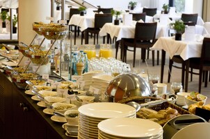 Desayuno buffet diario (EUR 17 por persona)