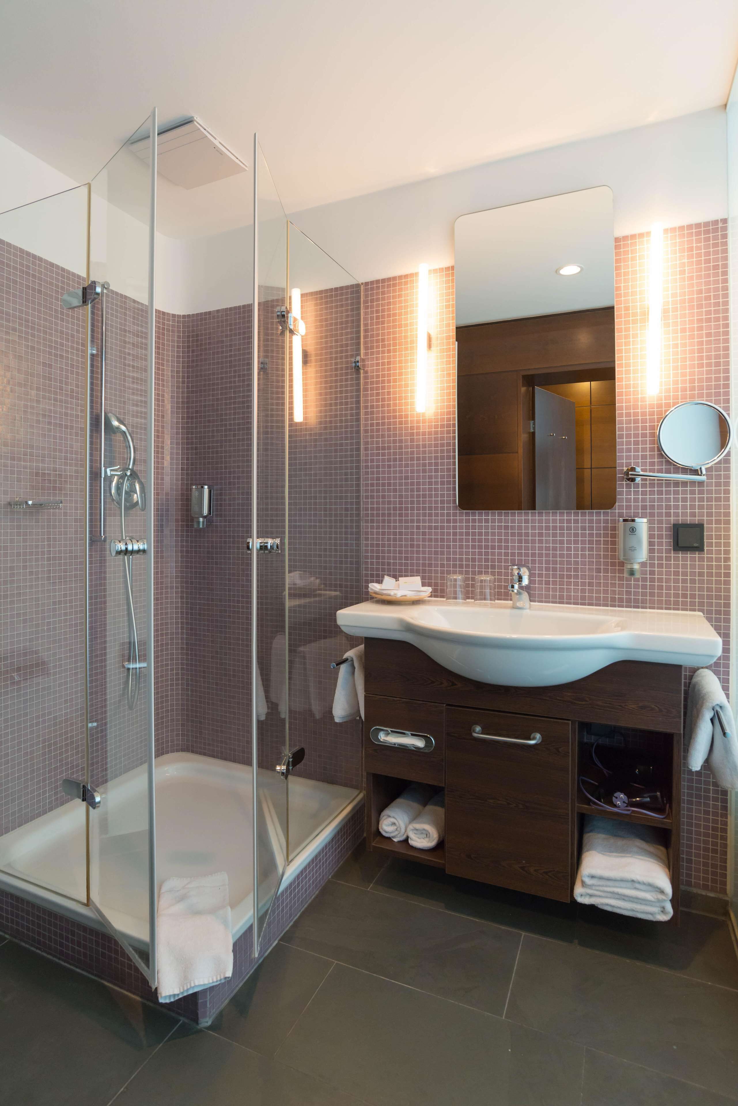 business double room | bathroom | shower, eco-friendly toiletries, hair dryer, towels