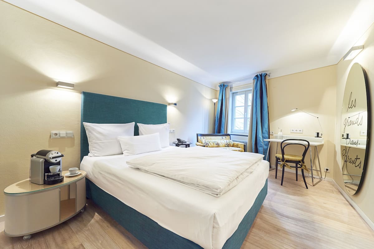 Hypo-allergenic bedding, in-room safe, individually decorated