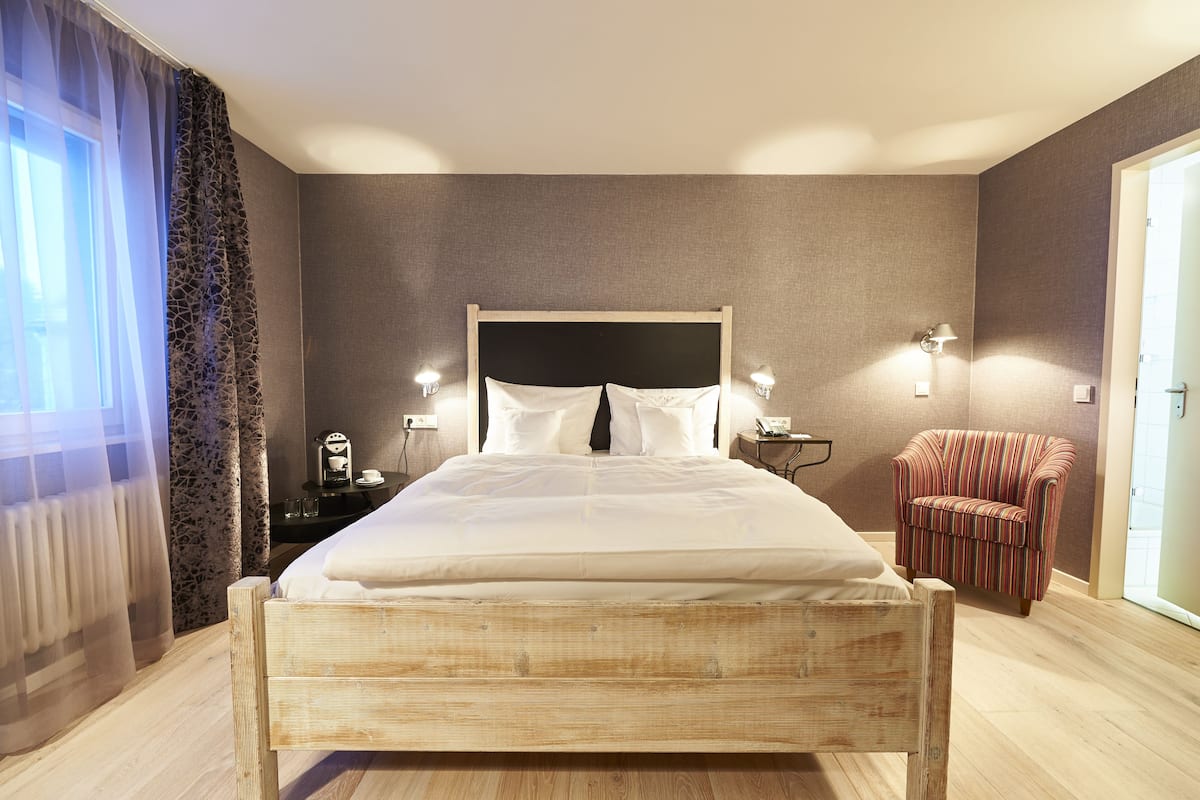 Hypo-allergenic bedding, in-room safe, individually decorated