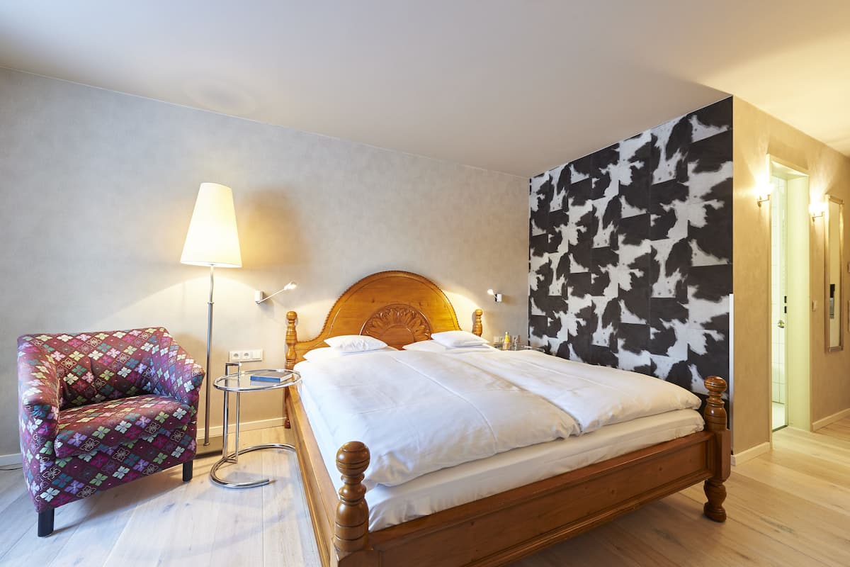 Hypo-allergenic bedding, in-room safe, individually decorated