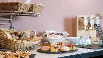 Tägliches Frühstücksbuffet gegen Gebühr