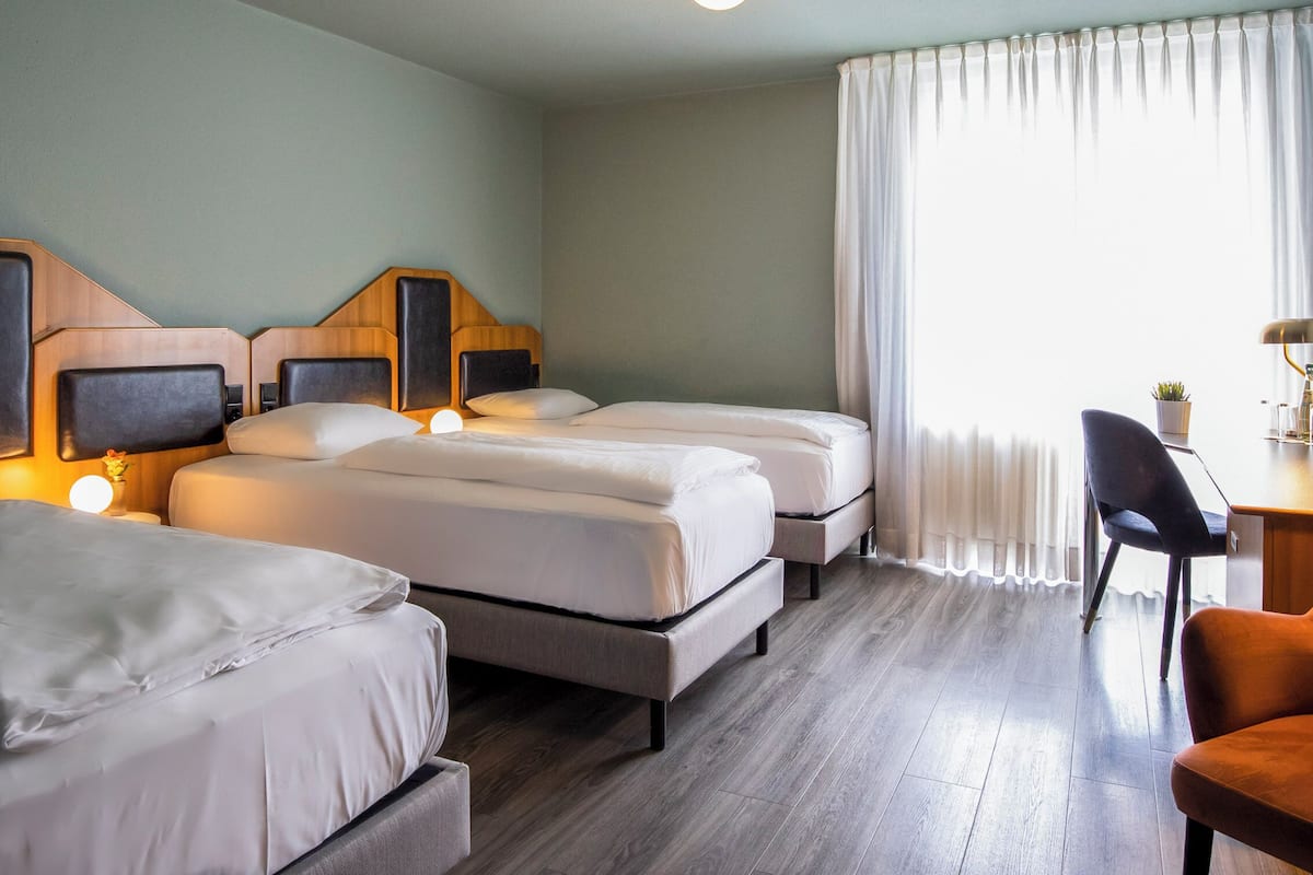 Quarto clássico, várias camas | Roupas de cama antialérgicas, escrivaninha