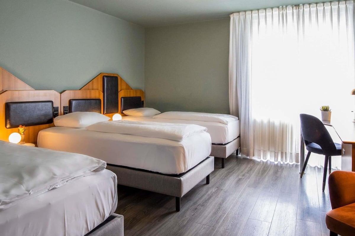 Classic-Zimmer, Mehrere Betten | Allergikerbettwaren, Schreibtisch, laptopgeeigneter Arbeitsplatz