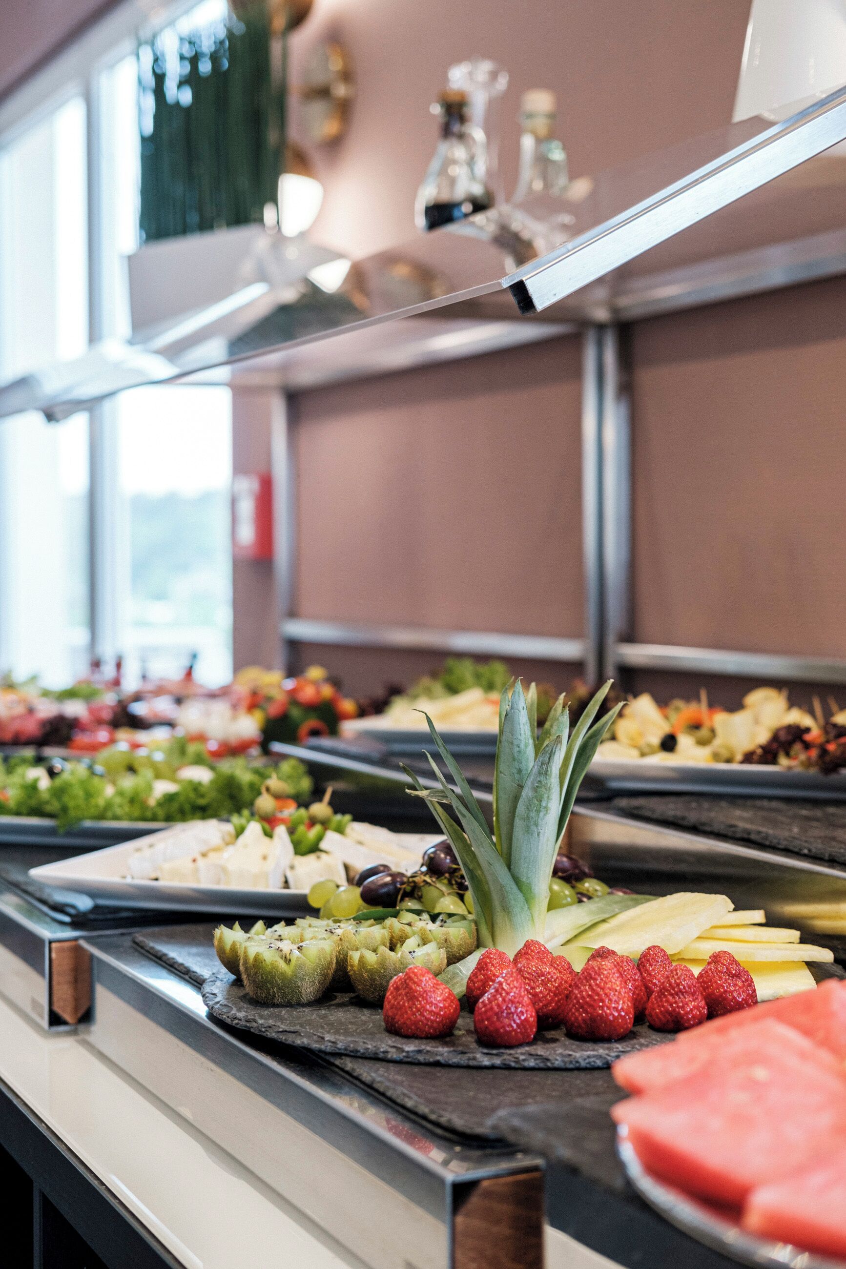 Un buffet proposant une variété de fruits et de fromages.