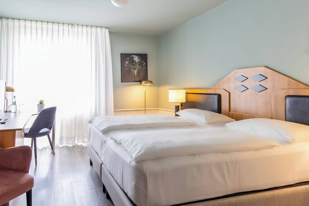 Quarto clássico, 1 cama de casal | Roupas de cama antialérgicas, escrivaninha