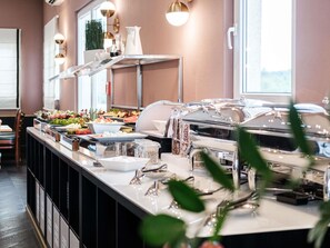 อาหารเช้าแบบบุฟเฟ่ต์ทุกวัน (EUR 16 ต่อคน)