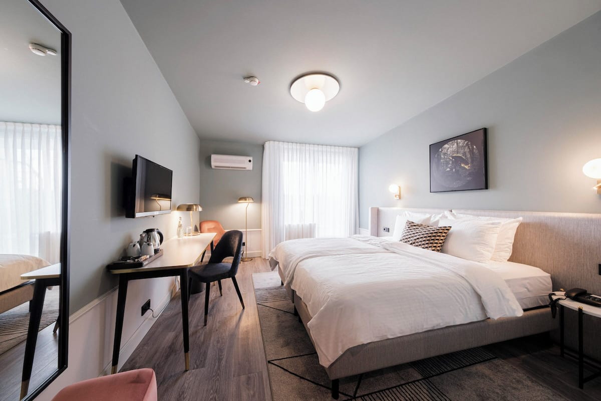 Privilege, Quarto, 1 cama de casal, terraço | Roupas de cama antialérgicas, escrivaninha
