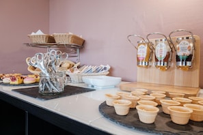Lunch and dinner served, Italian cuisine