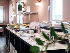 Se ofrece un desayuno bufé todos los días (por un coste adicional)