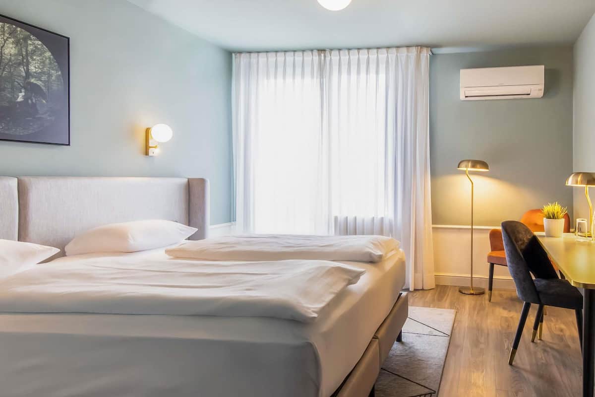 Ropa de cama hipoalergénica y escritorio 